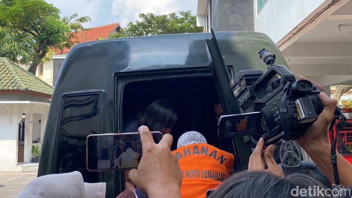 Ketiga tersangka kasus PPDS Undip menggunakan rompi oranye di Kejari Kota Semarang, Kecamatan Semarang Barat, Kamis (16/5/2025).