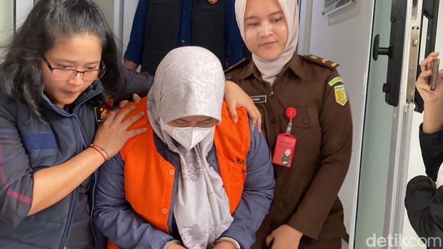 Ketiga tersangka kasus PPDS Undip menggunakan rompi oranye di Kejari Kota Semarang, Kecamatan Semarang Barat, Kamis (16/5/2025).
