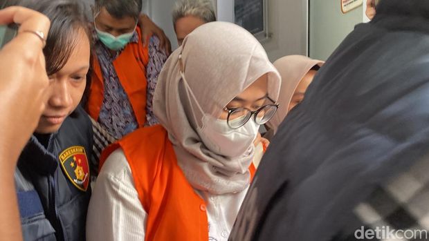 Ketiga tersangka kasus PPDS Undip menggunakan rompi oranye di Kejari Kota Semarang, Kecamatan Semarang Barat, Kamis (16/5/2025).