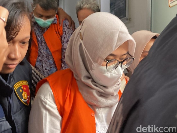 Ketiga tersangka kasus PPDS Undip menggunakan rompi oranye di Kejari Kota Semarang, Kecamatan Semarang Barat, Kamis (16/5/2025).