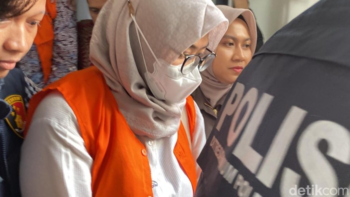Ketiga tersangka kasus PPDS Undip menggunakan rompi oranye di Kejari Kota Semarang, Kecamatan Semarang Barat, Kamis (16/5/2025).