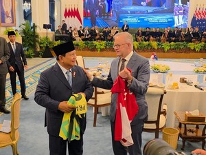Momen Prabowo Sopiri PM Australia Naik Buggy Car dan Bertukar Jersey Timnas