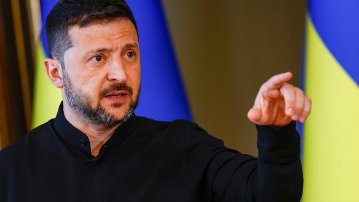 Presiden Ukraina Volodymyr Zelenskyy menantang mitranya dari Rusia untuk hadir. (Reuters: Valentyn Ogirenko)