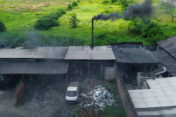 Pekerja menggoreng tahu di salah satu pabrik tahu yang menggunakan sampah plastik sebagai bahan bakar di Tropodo, Krian, Sidoarjo, Jawa Timur, Kamis (15/5/2025). Pabrik tahu di wilayah tersebut menggunakan sampah plastik dan spon karet sebagai bahan 