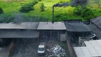 Namun, penggunaan sampah plastik sebagai bahan bakar menimbulkan persoalan lingkungan. Asap yang dihasilkan dari proses pembakaran mengandung zat berbahaya yang dapat mencemari udara. 