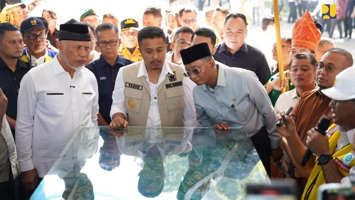 Proyek Flyover Sitinjau Lauik Dimulai Flyover Sitinjau Lauik mulai dibangun untuk atasi macet dan rawan laka. Didesain tahan gempa, proyek ini ditarget rampung dalam dua tahun.