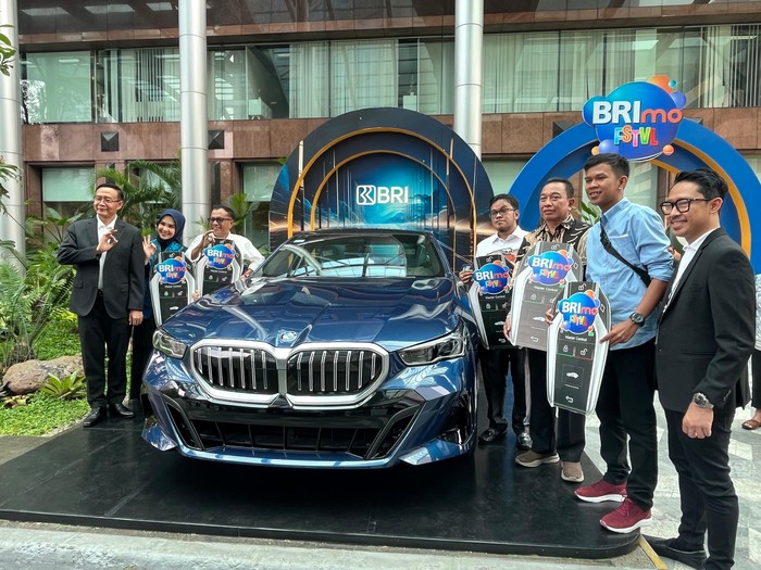 PT Bank Rakyat Indonesia (Persero) Tbk (BRI) secara resmi menyerahkan hadiah utama program loyalitas BRImo FSTVL 2024 kepada nasabah terpilih