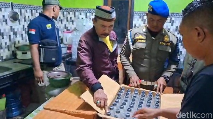 Razia miras gabungan Satpol PP dengan polisi di Probolinggo sita lebih dari 3.000 botol miras. Pemiliknya sudah lebih dulu menghilang.