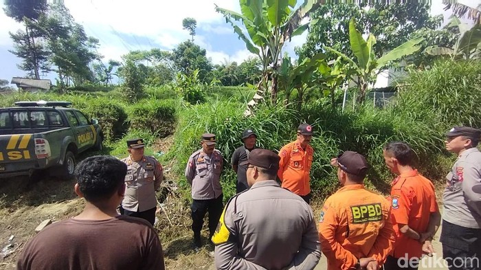 Remaja berumur 16 tahun asal Kabupaten Karawang tersebut hilang saat mendaki Gunung Cikuray yang berlokasi di Kecamatan Cilawu, Garut, pada Senin, (12/5) lalu