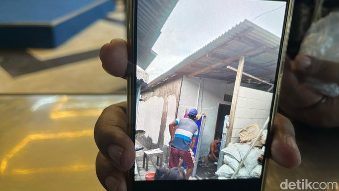 RK menunjukkan rumahnya di Keputran Kejambon Surabaya yang dibobol maling