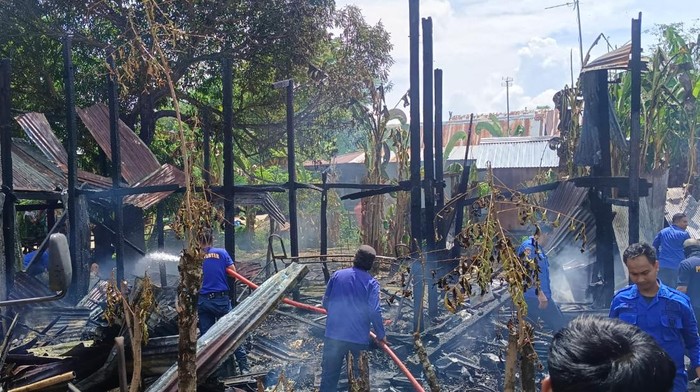Rumah pria lansia di Pangkep hangus terbakar.