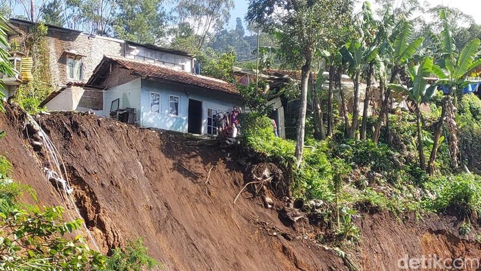 Rumah warga Lembang terancam longsor susulan