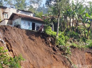5 Rumah di Lembang Terancam Longsor, 19 Warga Diungsikan