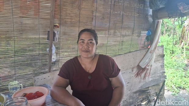Ni Wayan Karniasih, salah satu pengelola kos-kosan di Desa Sesepan, Jimbaran saat ditemui di warung miliknya. Minggu (27/4/202). (Fabiola Dianira)