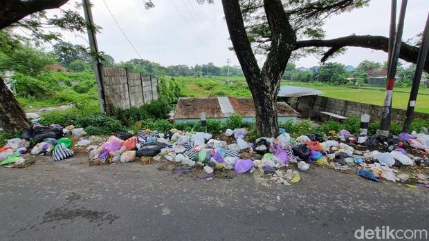 Tumpukan sampah di jalur lambat ring road selatan, Tamanan, Banguntapan, Bantul, Kamis (15/5/2025).