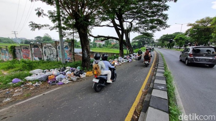 Tumpukan sampah di jalur lambat ring road selatan, Tamanan, Banguntapan, Bantul, Kamis (15/5/2025).