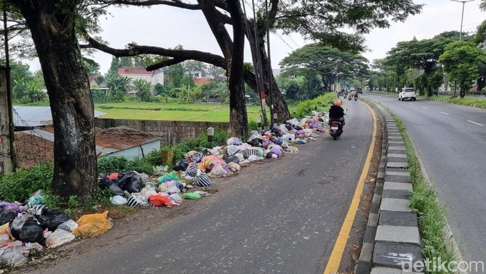 Tumpukan sampah di jalur lambat ring road selatan, Tamanan, Banguntapan, Bantul, Kamis (15/5/2025).