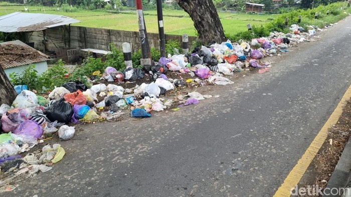 Tumpukan sampah di jalur lambat ring road selatan, Tamanan, Banguntapan, Bantul, Kamis (15/5/2025).