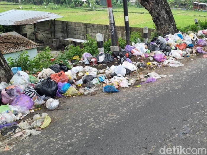 Tumpukan sampah di jalur lambat ring road selatan, Tamanan, Banguntapan, Bantul, Kamis (15/5/2025).