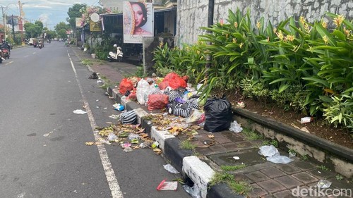 Sampah yang tidak diangkut oleh petugas kebersihan di wilayah jalan Untung Surapati, Amlapura karena tidak dipilah, Rabu (14/5/2025).