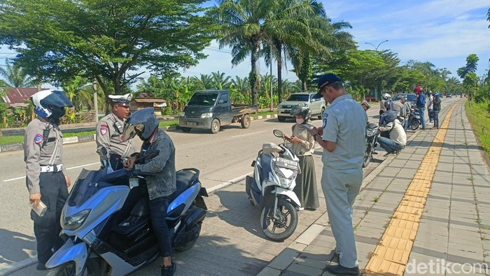 Satlantas Polrestabes Palembang melakukan pemeriksaan kendaraan