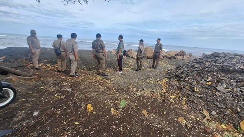 Satpol PP mengecek pengurukan ilegal di sebelah barat Pura Segara Penimbangan, tepatnya dekat aliran Sungai Batu Palu, Desa Baktiseraga, Buleleng, Bali. (Dok. Pemkab Buleleng)