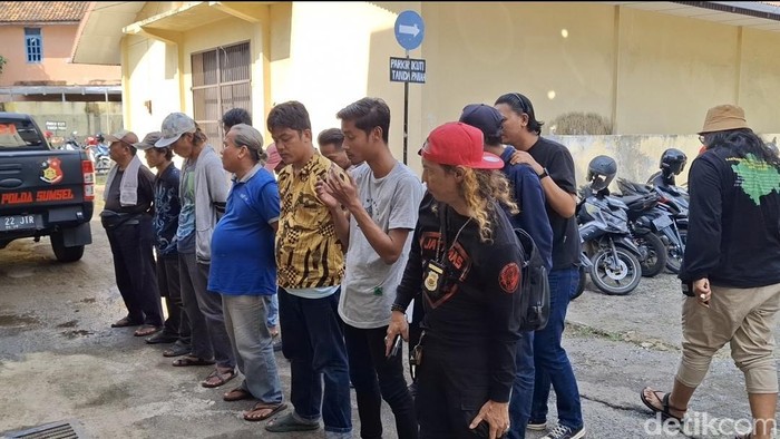 Sebanyak 11 juru parkir liar di minimarket Palembang ditangkap polisi