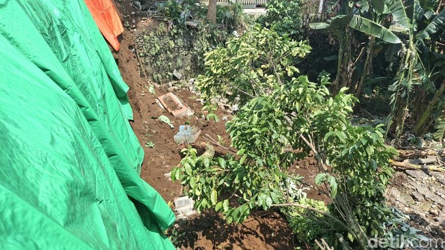 Petaka Hujan Deras di Bogor Bikin Makam Terbawa Longsor