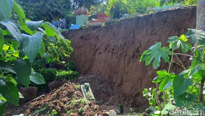 8 Makam di Batutulis Bogor Terbawa Longsor Imbas Hujan Deras