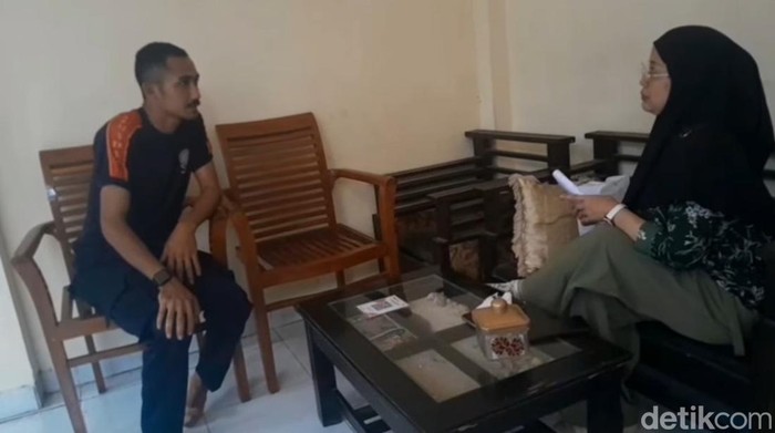 Seorang wanita curhat ke Damkar Depok karena pengontrak rumahnya tak membayar sewa bulanan dan enggan diusir. (dok Damkar Depok)
