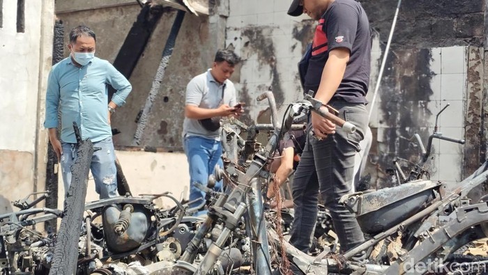 Sepeda motor hangus terbakar di Cianjur