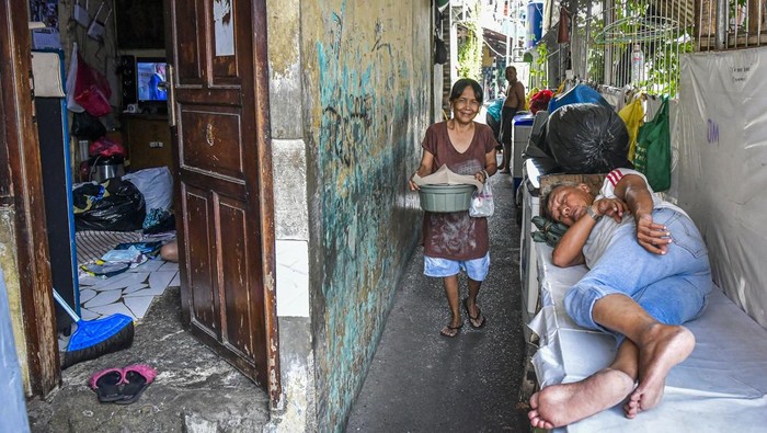 Warga menjahit di dalam rumahnya di kawasan padat penduduk di Menteng, Jakarta, Kamis (15/5/2025). Badan Pusat Statistik mencatat jumlah keluarga di Indonesia yang masih menempati rumah tak layak huni pada 2024 mencapai 34,75 persen, sedangkan rumah tangga yang menempati rumah layak huni mencapai 65,25 persen atau sedikit meningkat dari tahun 2023 sebesar 63,15 persen. ANTARA FOTO/Sulthony Hasanuddin