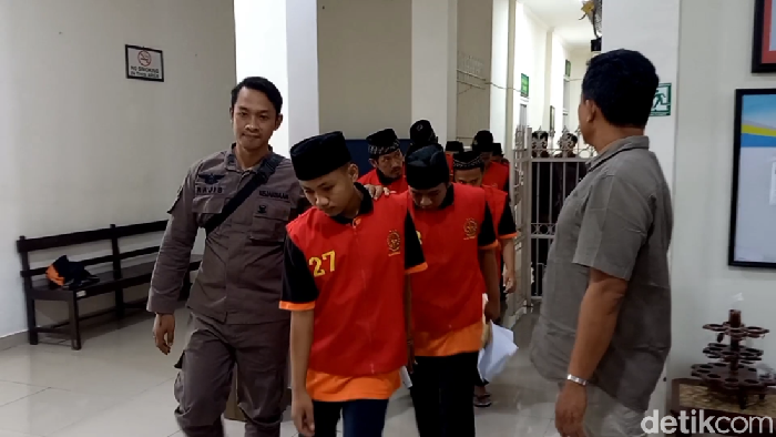 Sepuluh terdakwa kasus perusakan Polsek Watulimo jalani sidang perdana