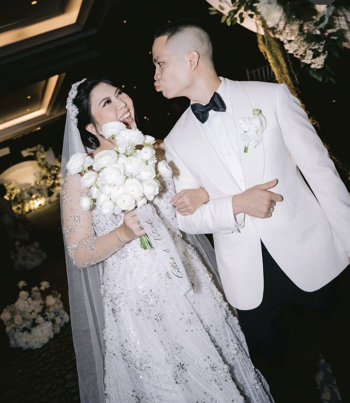 Seru! Cellos Botak dan Natasha Putri Cicip Kue dan Makan di Resto