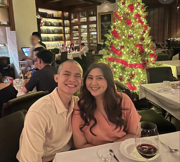 Seru! Cellos Botak dan Natasha Putri Cicip Kue dan Makan di Resto