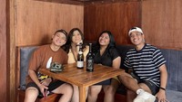 Ketika liburan di Jogja, YouTuber yang penampilannya khas botak itu pergi makan bersama Natasha dan temannya ke sebuah restoran dengan suasana vintage. Foto: Instagram @natashaput