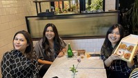 Ada juga momen ketika Natasha Putri, bertemu dadakan dengan teman-temannya. Ada cheesecake yang melengkapi momen makan mereka. Foto: Instagram @natashaput