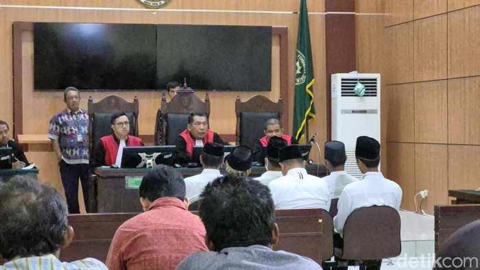 Sidang perdana kasus Samson di PN Cibadak.