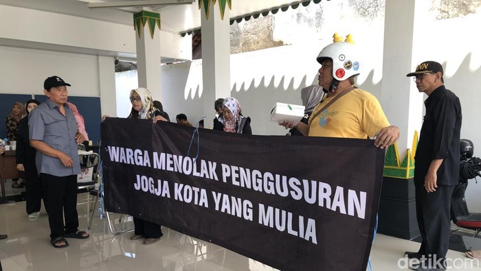 Sosialisasi kompensasi warga Lempuyangan dengan PT KAI di kantor Kalurahan Bausasran, Kamis (15/5/2025).