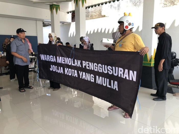 Sosialisasi kompensasi warga Lempuyangan dengan PT KAI di kantor Kalurahan Bausasran, Kamis (15/5/2025).