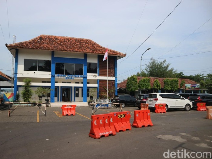 Suasana parkir di kawasan Pelabuhan Penyeberangan Jepara, Kamis (15/5/2025).