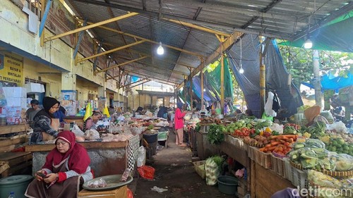 Suasana Pasar Kebon Roek, Mataram beberapa waktu lalu.