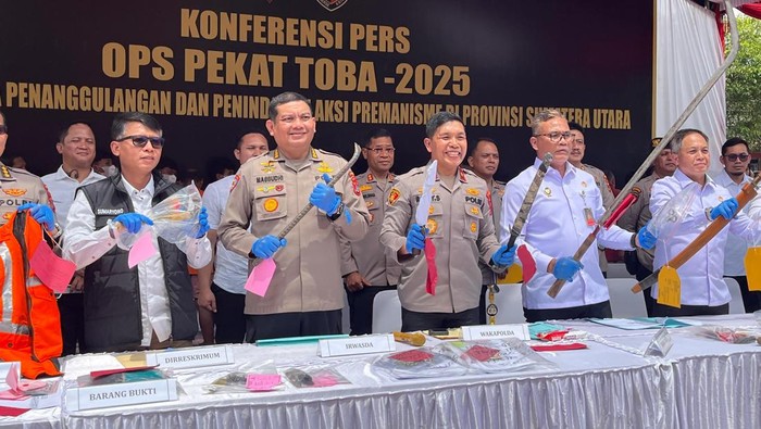 Teks foto: Polda Sumut saat merilis kasus premanisme. (Finta Rahyuni/detikSumut)
