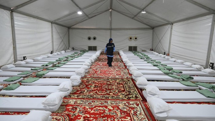 Tenda di Arafah hingga Mina Siap Sambut Jemaah Haji Indonesia Personel Panitia Penyelenggara Ibadah Haji (PPIH) memeriksa tenda yang akan digunakan jamaah calon haji Indonesia di Arafah, Makkah, Arab Saudi, Kamis (15/5/2025). PPIH Arab Saudi mengecek kesiapan fasilitas bagi jamaah calon Indonesia yang akan digunakan selama puncak haji di Arafah, Muzdalifah dan Mina guna memberikan kenyamanan bagi jamaah. ANTARA FOTO/Andika Wahyu/bar