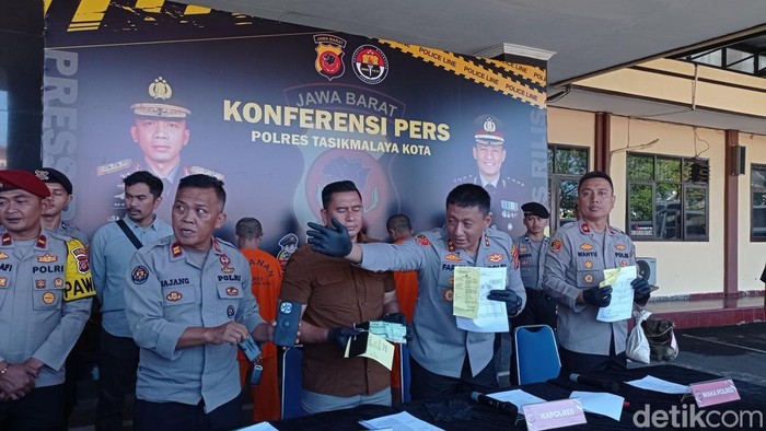 Tiga tersangka penyelewengan solar bersubsidi digelandang polisi.