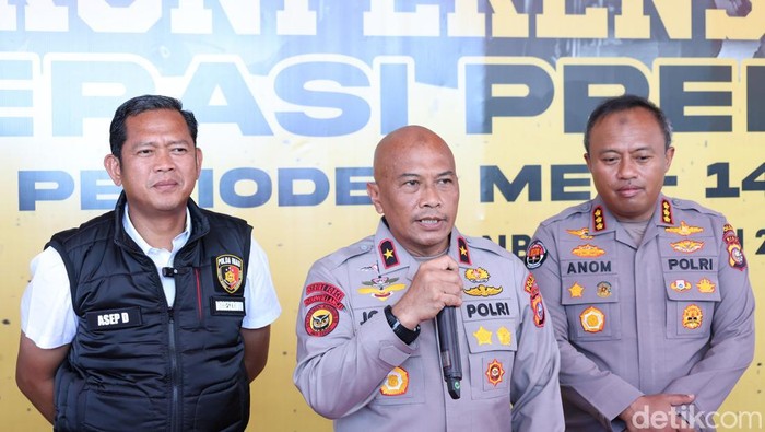 Tim Khusus yang dipimpin oleh Wakapolda Riau Brigjen Polisi Adrianto Jossy menangkap 2 tahanan Polres Kampar yang kabur. (Raja Adil Siregar/detikSumut)