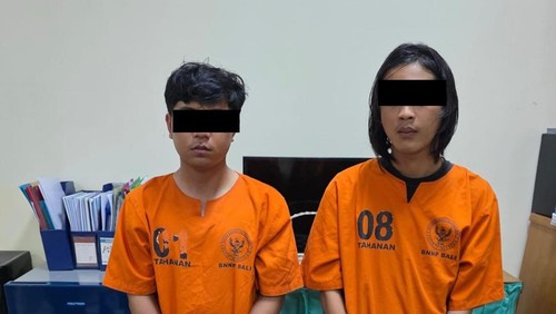 AAM dan NRM ditahan di kantor BNNP Bali setelah bertransaksi paket isi ganja, Rabu (14/5/2025). (Dok BNNP Bali).