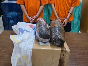 Bisa-bisanya Dua Pria Ini Transaksi 1,9 Kg Ganja di Tengah Pasar