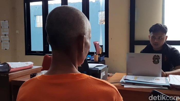 Udung (50) diperiksa anggota PPA Satreskrim Polres Tasikmalaya.