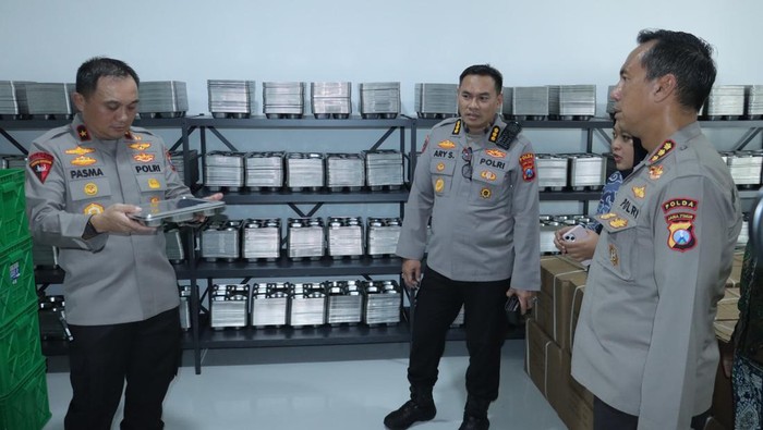Wakapolda Jatim Brigjen Pasma Royce mengecek langsung satuan pelayanan pemenuhan gizi (SPPG) dan lahan untuk pembangunan gudang ketahanan pangan di Mojokerto